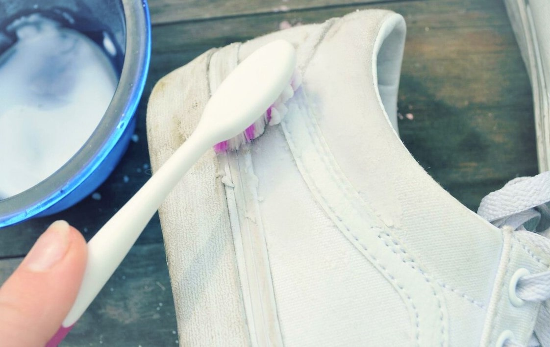 Как очистить белые кроссовки